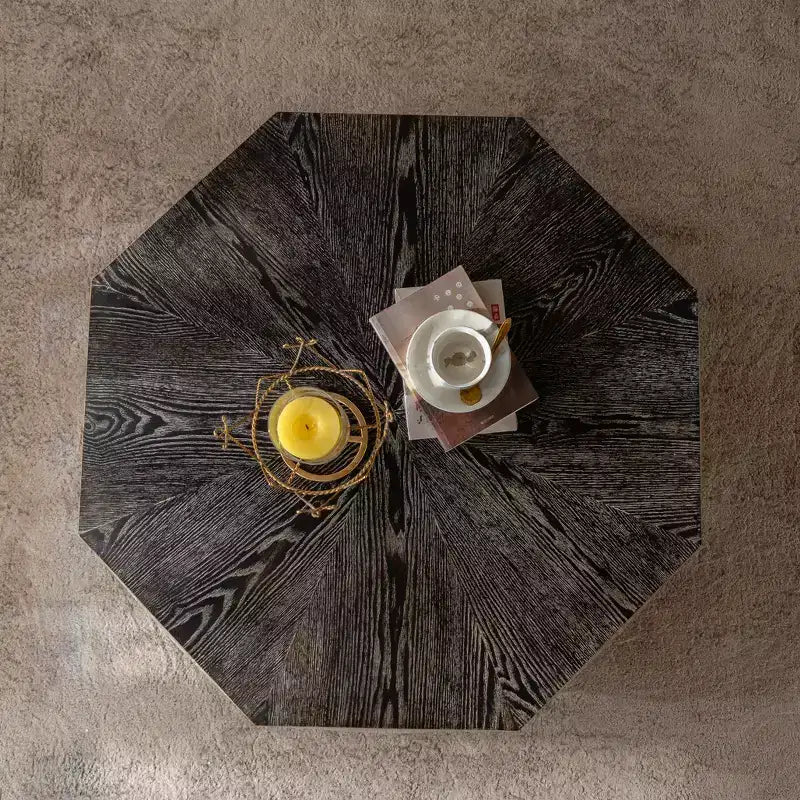 Table basse en bois avec motif octogonal en relief