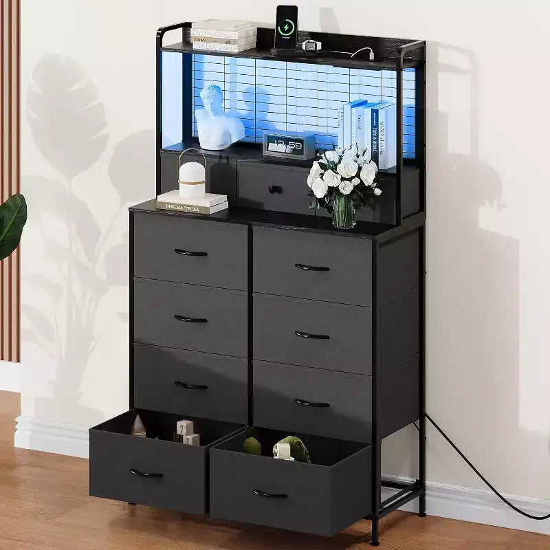 Commode élégante, 11 tiroirs en tissu, station de charge avec 2 prises CA, 2 ports USB et un socle sans fil, lumières LED RGB contrôlées par application, anti-basculement, marron