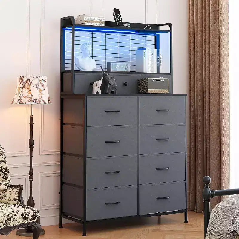 Commode élégante, 11 tiroirs en tissu, station de charge avec 2 prises CA, 2 ports USB et un socle sans fil, lumières LED RGB contrôlées par application, anti-basculement, marron